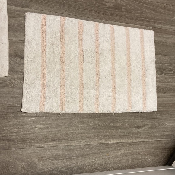 Bathroom Shower Curtain and 2X matching bath rugs - Picture 3 of 4